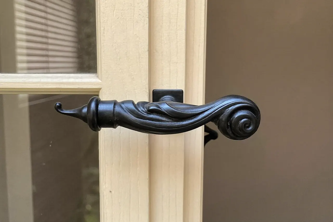 A monkey-tail casement handle on a cottage-style window